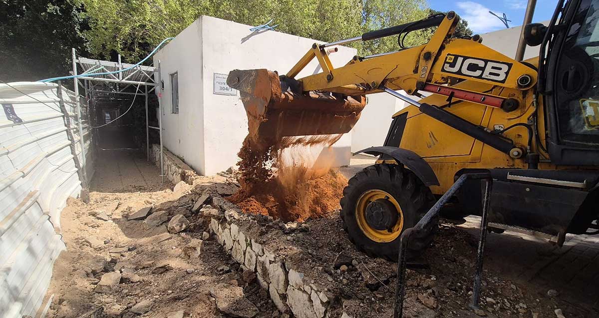 טרקטור של עיריית רמת השרון מנקה את זירת ההרס