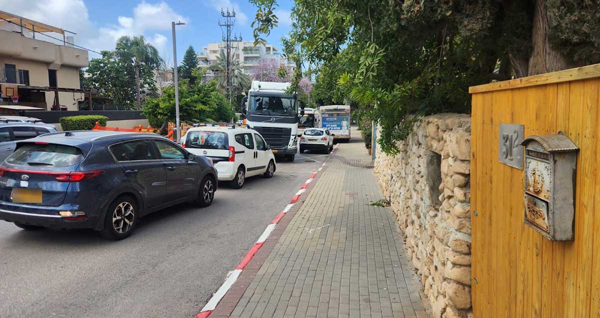 פקק תנועה ברחוב הבנים בהרצליה