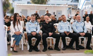 תת ניצב צחי שרעבי מפקד מרחב ירקון עם ניצב חיים סרגרוף מפקד מחוז ת"א