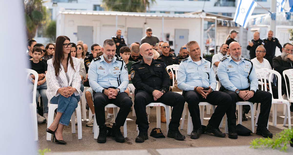 תת ניצב צחי שרעבי מפקד מרחב ירקון עם ניצב חיים סרגרוף מפקד מחוז ת"א