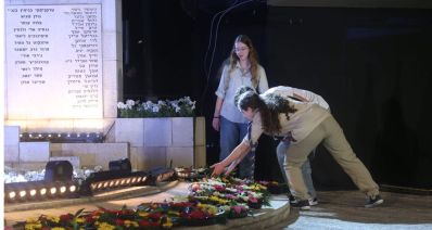 2 בנות צופים בטקס העצררת המרכזית של יום הזיכרון - מניחות פרחים, צילום: עיריית הרצליה