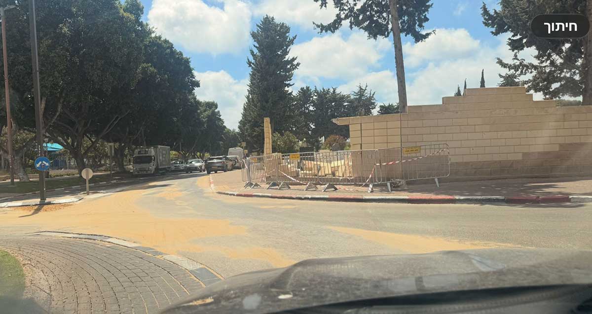 רכב התנגש בחומת בית העלמין הישן במרכז הרצליה
