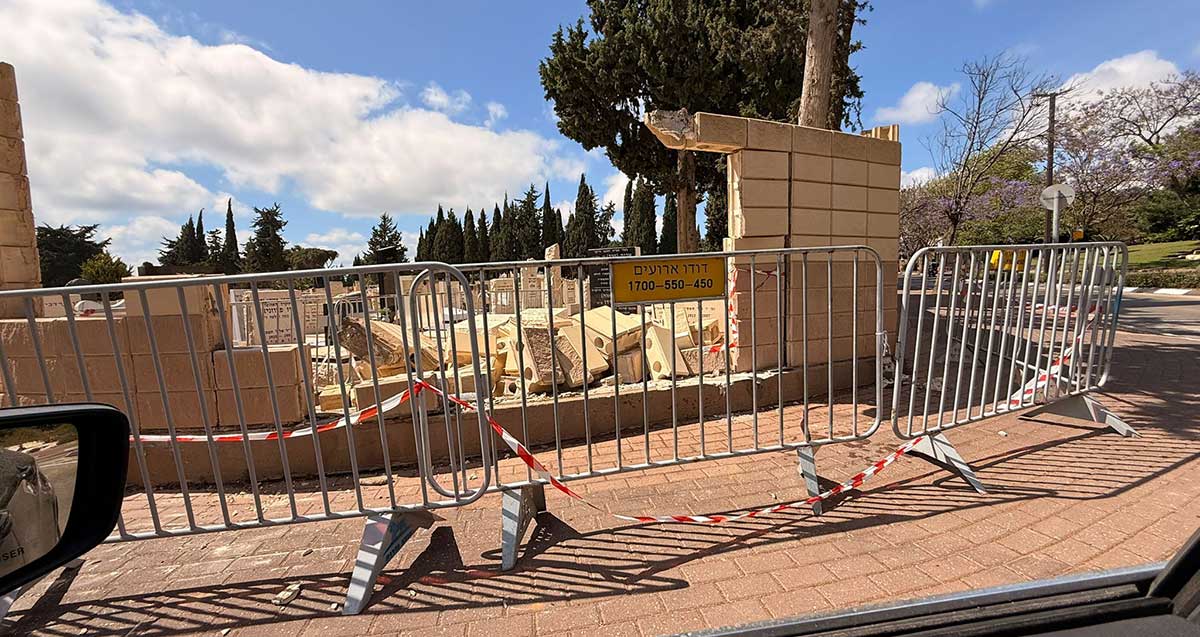 רכב התנגש בחומת בית העלמין הישן במרכז הרצליה