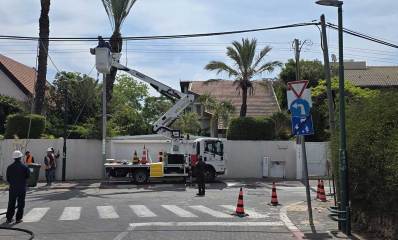ביצוע עבודות שדרוג חשמל בהרצליה פיתוח. השמאלי על מנוף ברחוב