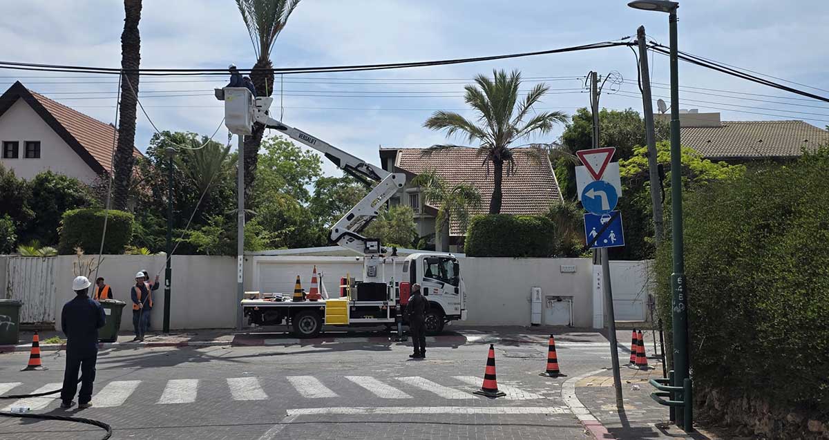 ביצוע עבודות שדרוג חשמל בהרצליה פיתוח. השמאלי על מנוף ברחוב