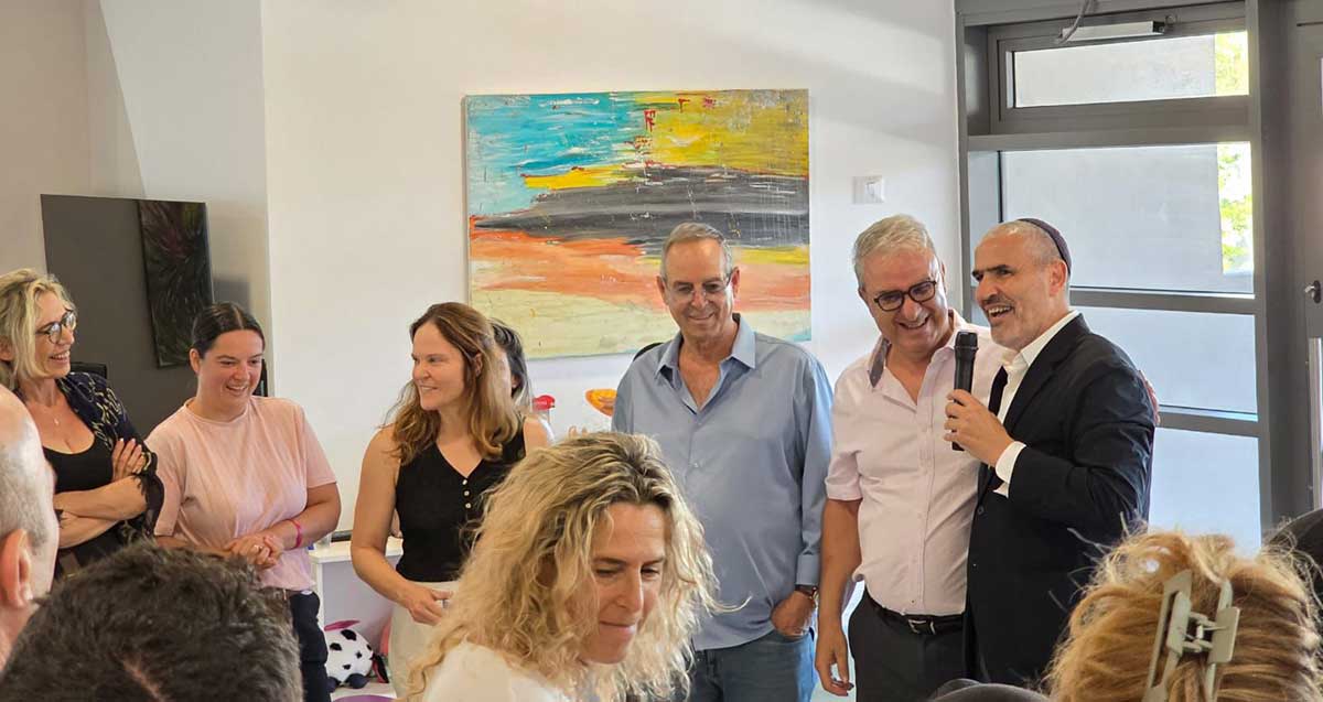 מימין: יעקב קורצקי, יורם אברהמי, איציק רוכברגר, ליאורה דיקשטיין - בחנוכת מרכז אתנחתא למשפחות מיוחדות ברחוב בית שמאי