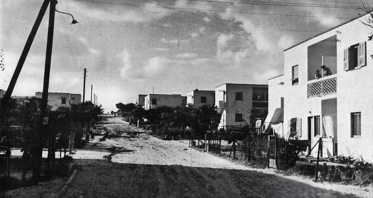 תמונה שחור לבן של שיכון חצרות הדר לאחר הקמתה