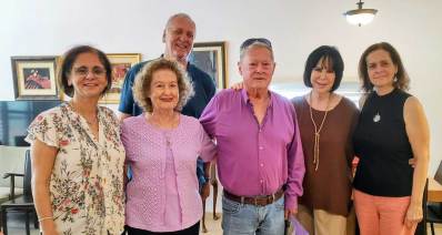 מימין: מירב אילון שחר, רותי אילון לירם, אריה חיימוביץ, שושנה איגרא, מיכל אלון רונן ומאחור עומד עמיהוד אילון