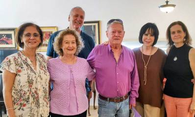 מימין: מירב אילון שחר, רותי אילון לירם, אריה חיימוביץ, שושנה איגרא, מיכל אלון רונן ומאחור עומד עמיהוד אילון