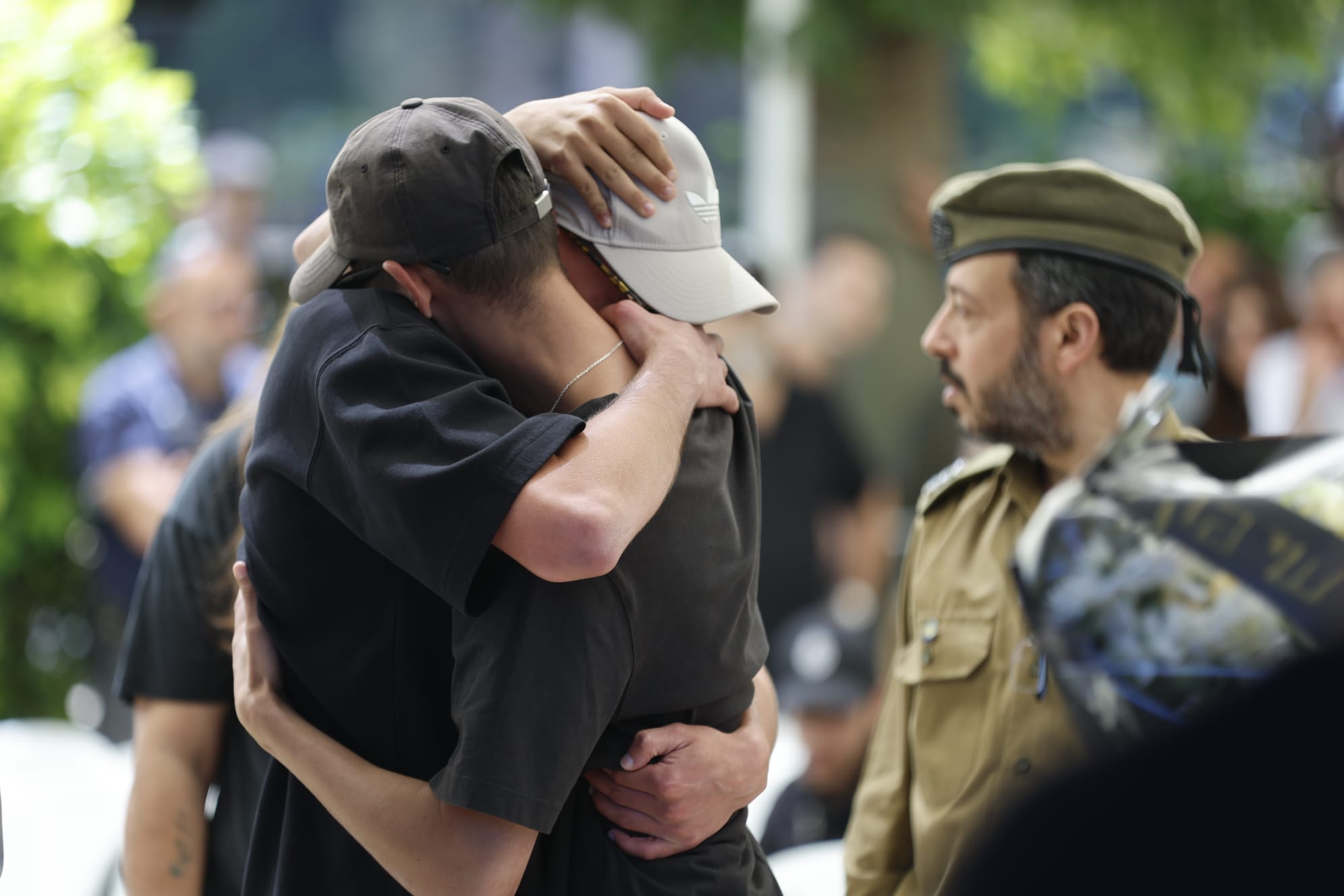 גם החברים של ליאם ז"ל באו להיפרד. צילום: דוברות עיריית הרצליה