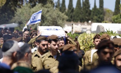 ליאם בן חמו ז"ל מובא למנוחות בבית העלמין בהרצליה. צילום: דוברות העירייה