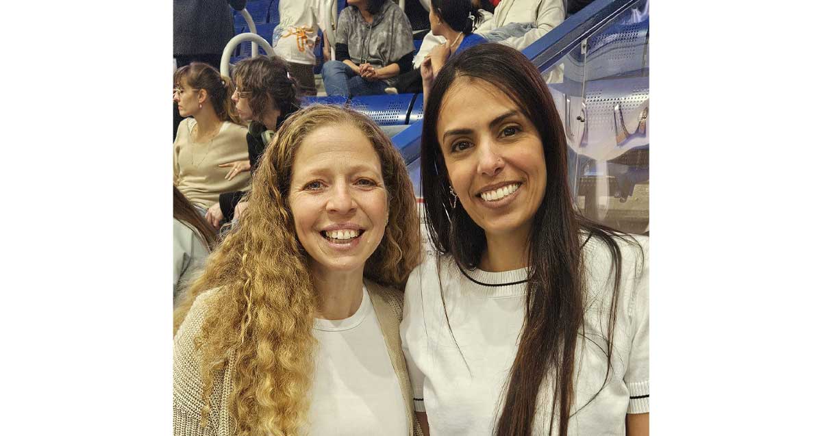 מימין: מורן מילר יו"ר הנהגת ההורים בבית הספר היסודי בן צבי, עם רדית אשר, מנהלת בית הספר. צילום: נועה קופמן