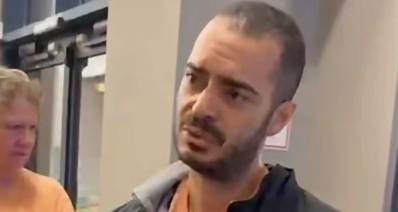פעיל השמאל, נאור נרקיס, מפגין נגד הקרנת סרט לנשים בלבד בסינמטק הרצליה