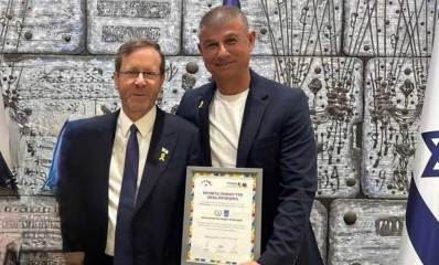 עופר לוי עם יצחק הרצוג. הנשיא יצחק הרצוג מעניק לעופר וי תעודת למדד הגאווה לרשויות מקומיות