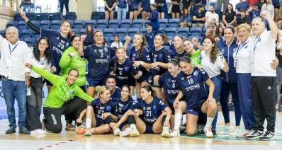 קבוצת בנות הרצליה באולם צספורט עם המדליות, צילום: גיל שמאי