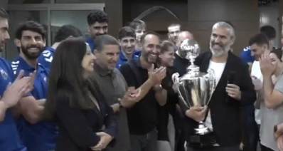 יעקב קורצקיוחברי קבוצת א.ס רמת השרון עם גביע המדינה בכדוריד 2026 שבו זכתה א.ס. רמת השרון