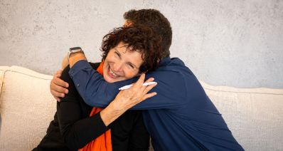 אסתר שמיר ז"ל עם יריב פישר. צילום: פרטי