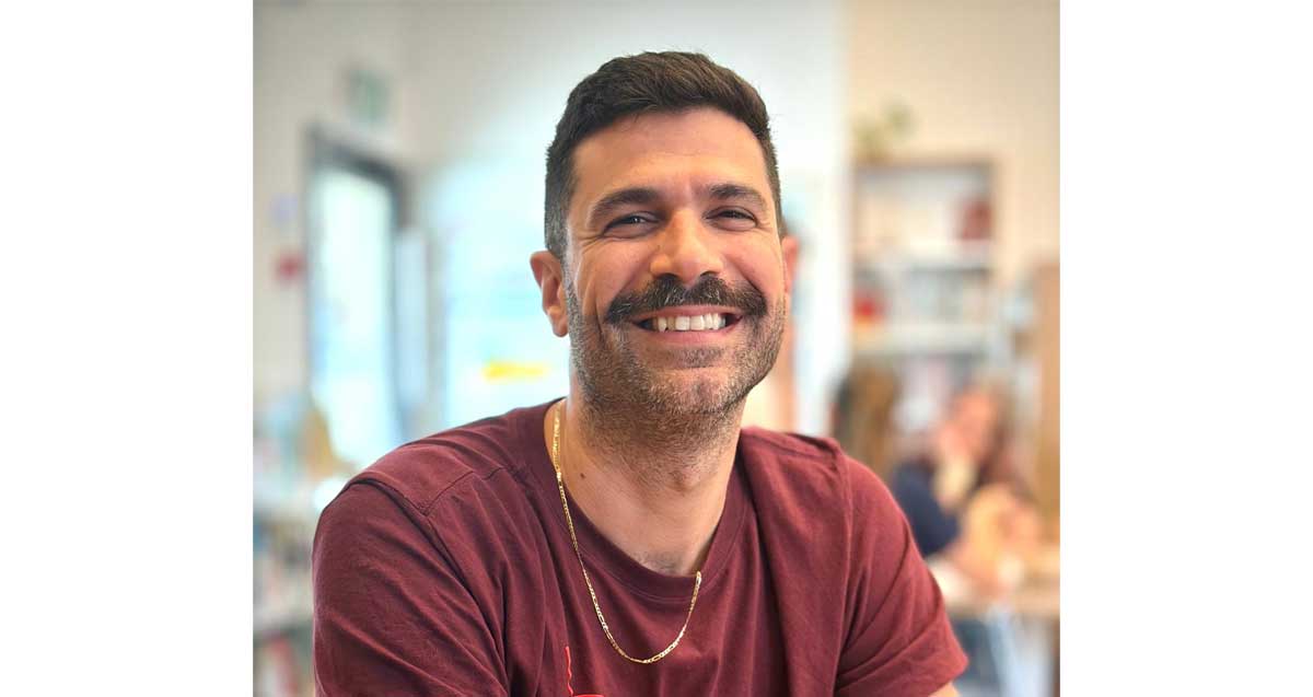 אבירם כהן מנהל בית הספר בן צבי. תמונה של פלג גוף עליון.
