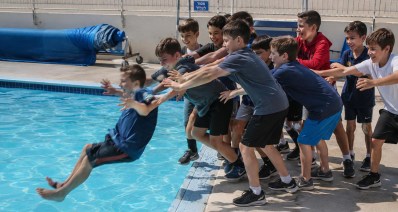 ילדים דוחפים חבר לבריכה. הדמיה: Ai