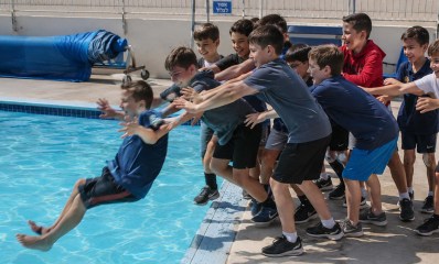 ילדים דוחפים חבר לבריכה. הדמיה: Ai