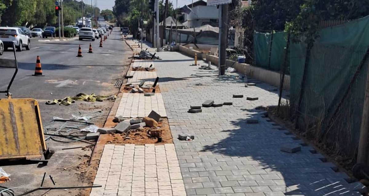 עבודות במדרכה ובכביש של רחוב טשרניחובסקי. שיבוץ אבנים משתלבות