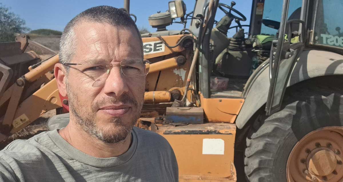 חבר מועצת העיר הרצליה דניאל צ׳רטוק ומאחוריו טרקטור