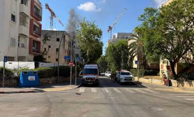 דירה עולה באש ברחוב אחד העם בהרצליה