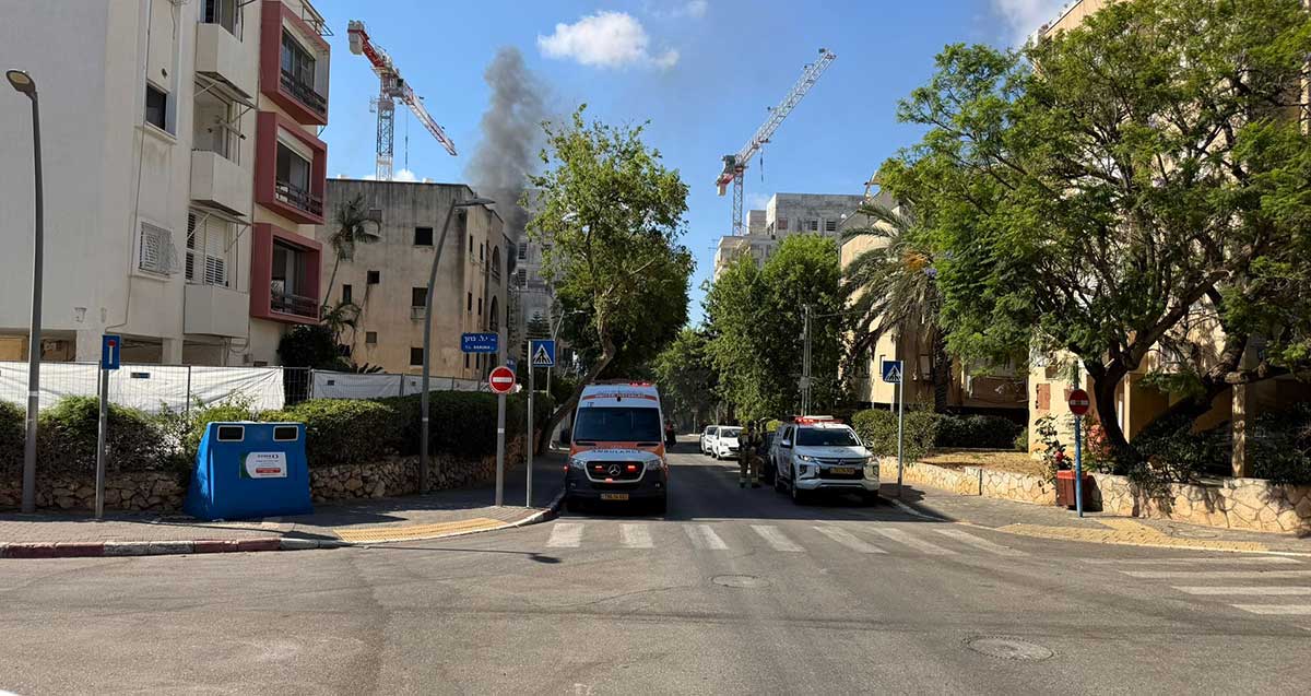 דירה עולה באש ברחוב אחד העם בהרצליה