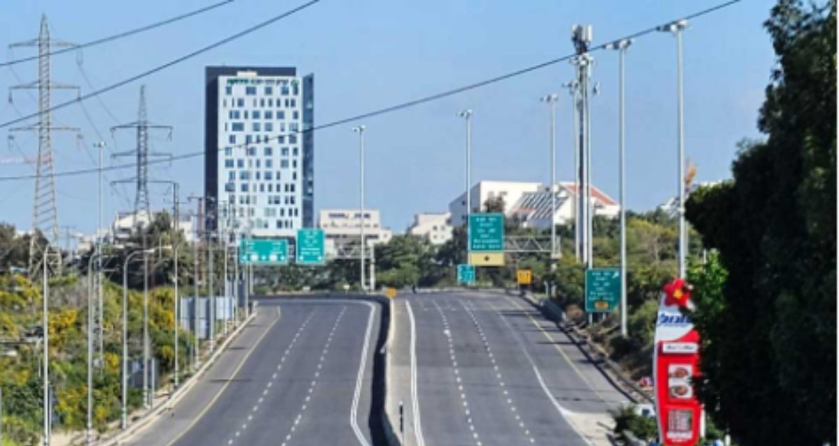 כביש 4 בסמוך לצומת רעננה החסום בעקבות ההפגנות. שומם. צילום שלמה