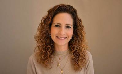 נועה שילר רייכמן מנהלת בית הספר יצחק שמיר. תמונה של פלג גוף עליון.
