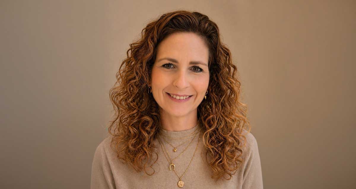 נועה שילר רייכמן מנהלת בית הספר יצחק שמיר. תמונה של פלג גוף עליון.