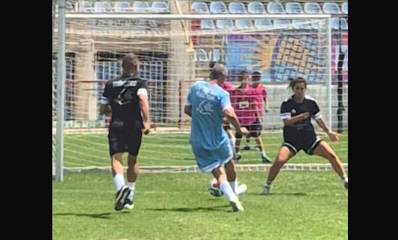 סגן ראש העיר הרצליה, כדורגלן העבר עופר לוי, כובש במדי העירייה