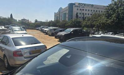 מגרש החנייה מהעפר, מול פרש מרקט ובית הרופאים ברחוב הנדיב הרצליה