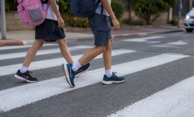 תקריב של שני ילדים חוצים מעבר חציה, השמיית בינה מלאכותית: שרון אונליין