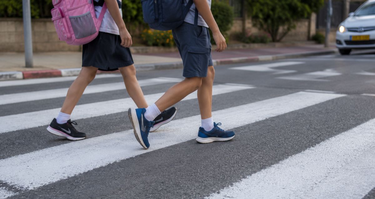 תקריב של שני ילדים חוצים מעבר חציה, השמיית בינה מלאכותית: שרון אונליין