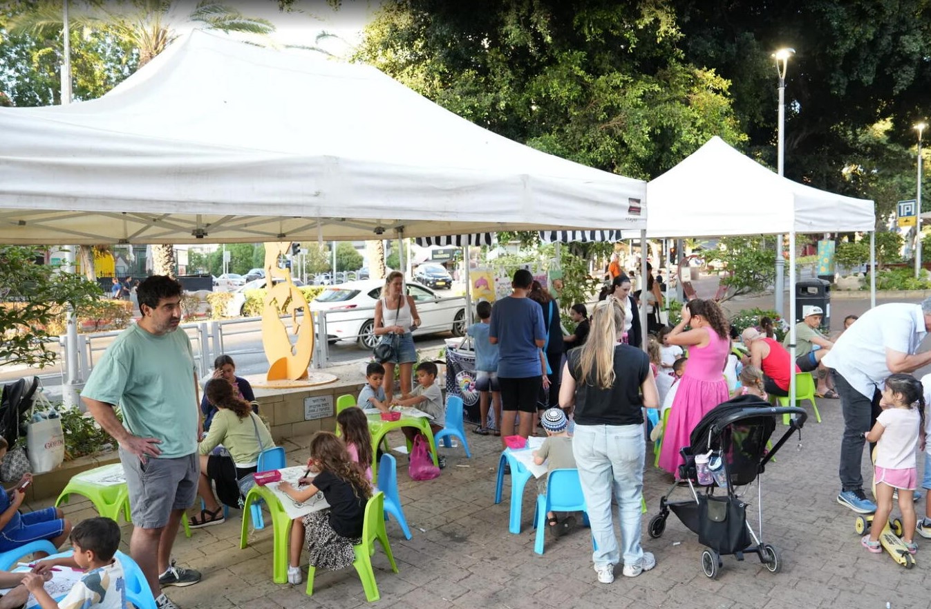 הורים וילדים ביריד צאו אחוזה ברעננה, צילום: עיריית רעננה