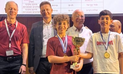 ניל גולדנברג ועמית רז,עם הגביע של המקום הראשון, צילום פרטי