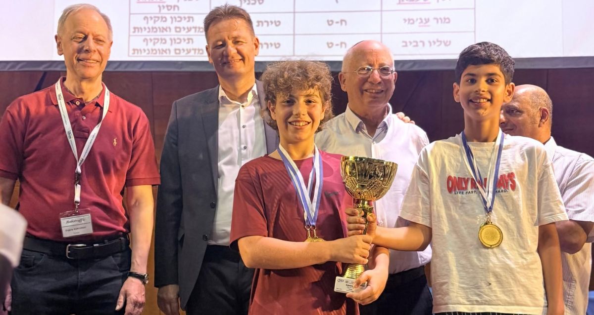 ניל גולדנברג ועמית רז,עם הגביע של המקום הראשון, צילום פרטי