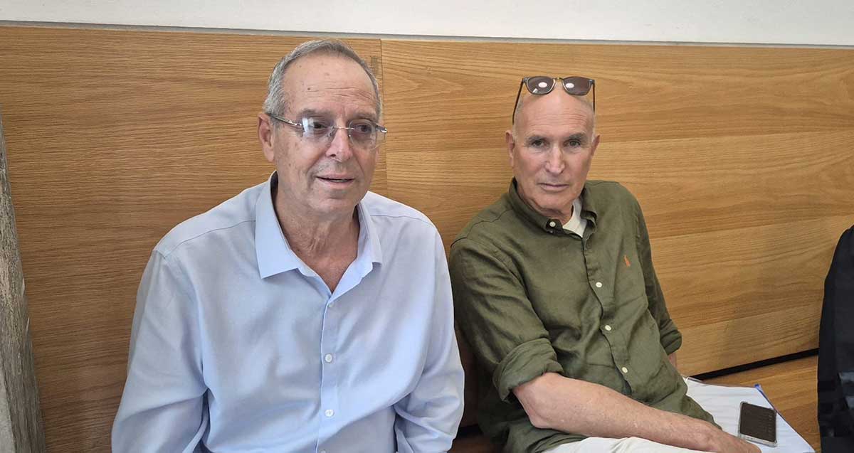 איציק רוכברגר עם יו"ר דירקטוריון קבוצת ביג, איתן בר זאב, בבית המשפט המחוזי בת"א