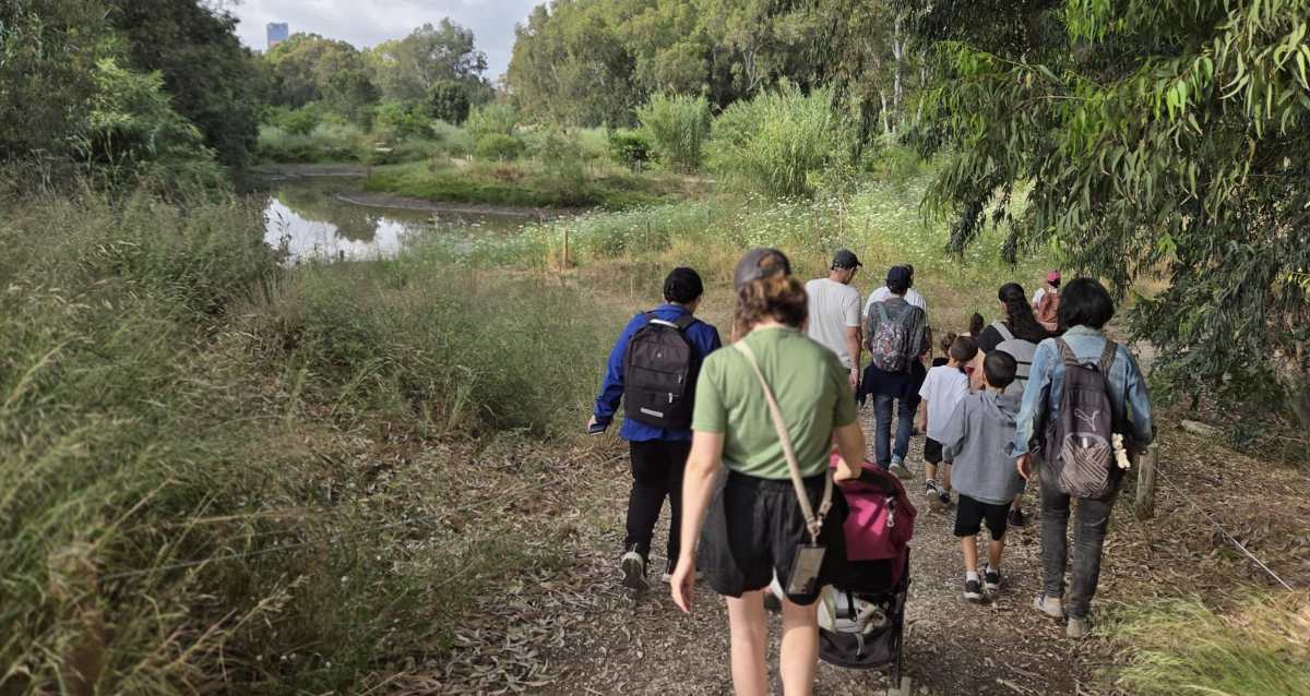 מטיילים בטבע באירועי שביל הירקון ברמת השרון, צילום: יעל שירין