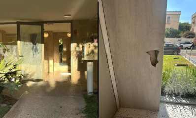 תמונה מחולקת - זכוכית דלת הלובי מנופצת, שבר באריחי הלובי. צילום: פרטי