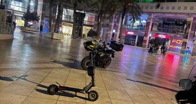 קורקינט ואופנועים ברחבה ועל המדרכה של קניון ביג בכפר סבא