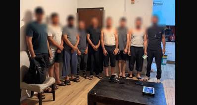 9 שב"חים מהשטחים בדירה במרכז הרצליה. עומדים בשורה ליד דלת הכניסה.
