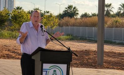ראש העיר תל אביב רון חולדאי סופד לגיורא אבן-אפשטיין ז"ל בחלקה האזרחית ברמת השרון