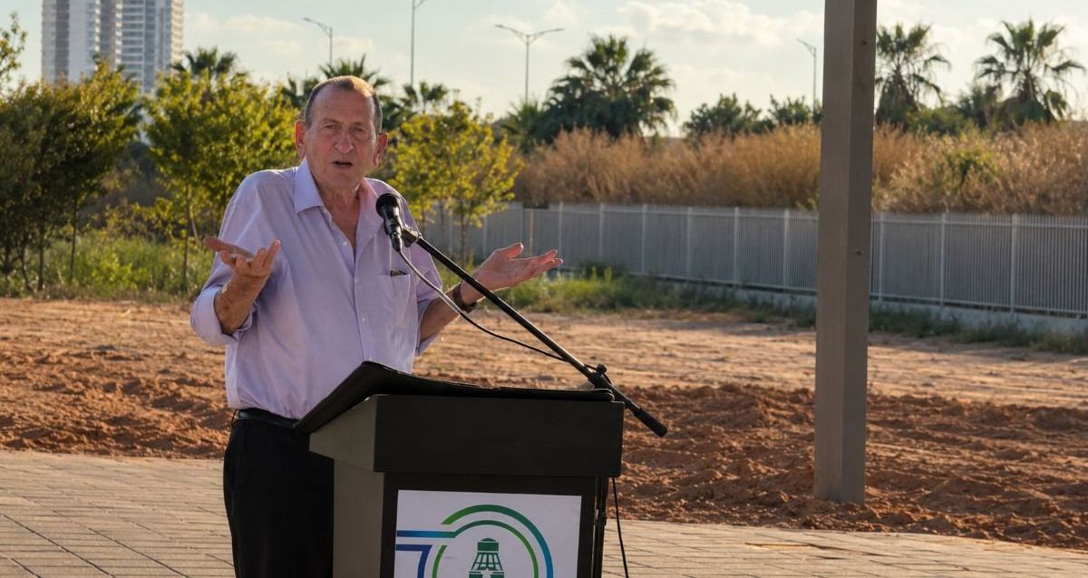 ראש העיר תל אביב רון חולדאי סופד לגיורא אבן-אפשטיין ז"ל בחלקה האזרחית ברמת השרון