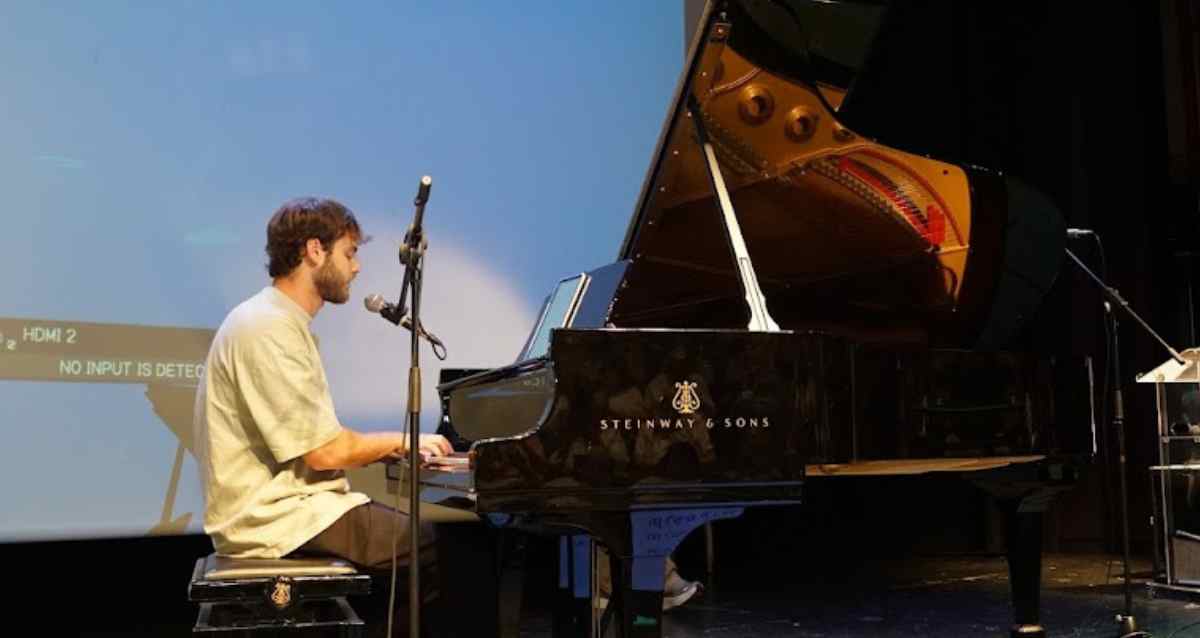 אלון אהל על הפסנתר, צילום: מנחם ריבל