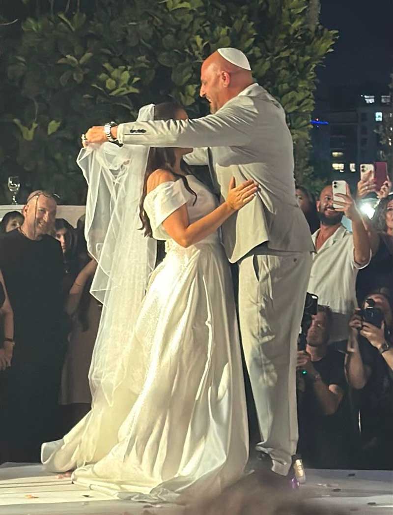 אסף אמר מכסה את לי כלתו בהינומה - לבושים בבגדי חתן וכלה