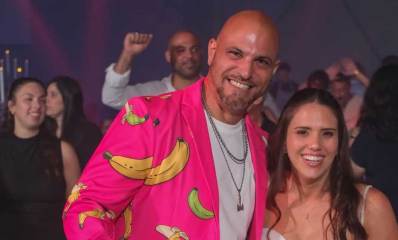 לי בשמלה לבנה ואסף אמר בחליפה צבעונית ורודה עטור בציורי בננה