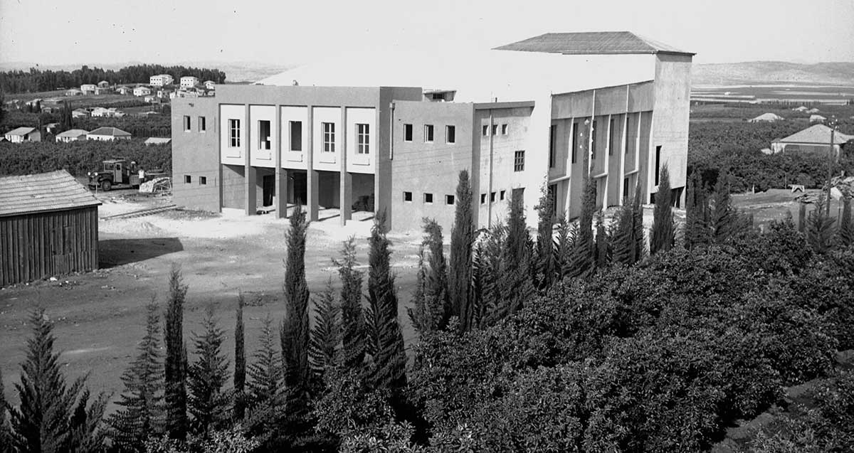 בית הפועלים בכפר סבא. תמונה ישנה בשחור לבן