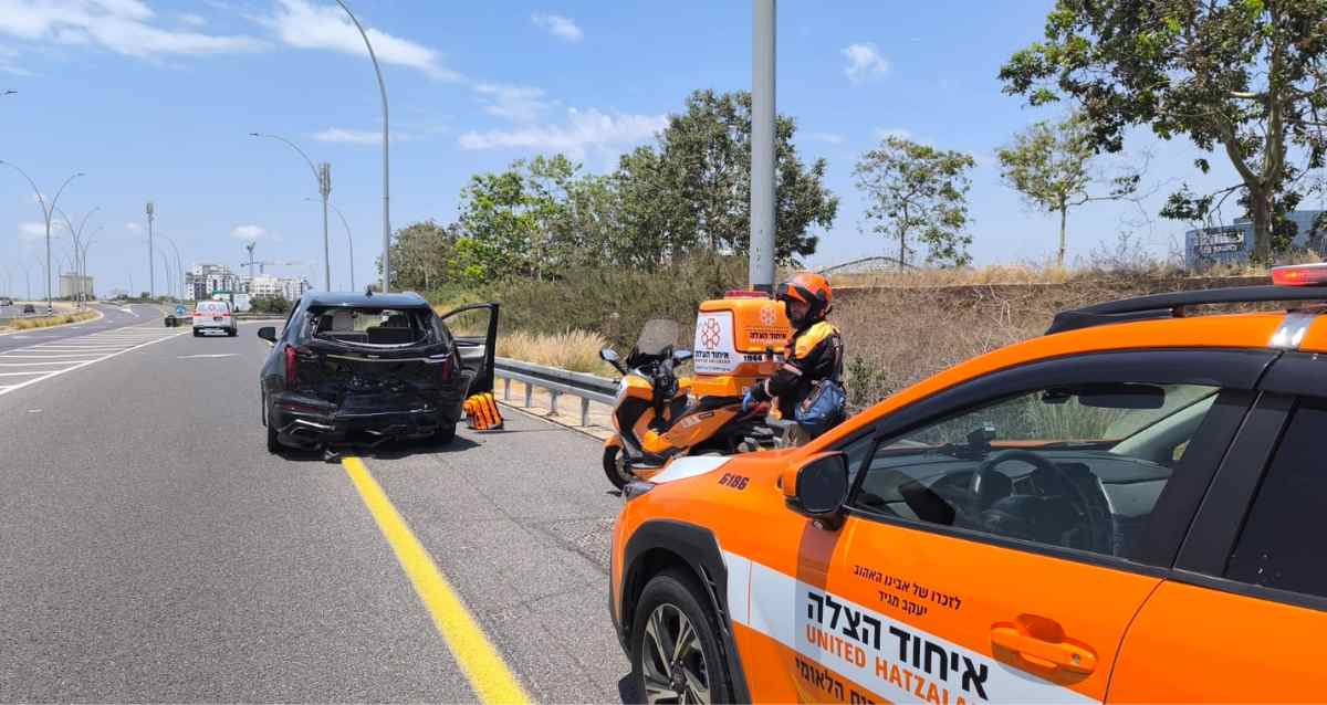רכב איחוד הצלה ליד המכונית בזירת התאונה, צילום: איחוד הצלה השרון